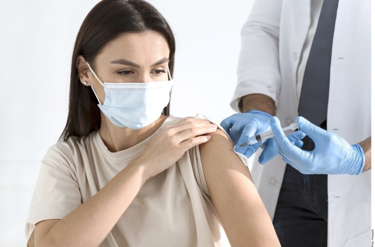 Recomiendan vacuna antiCovid cada seis meses