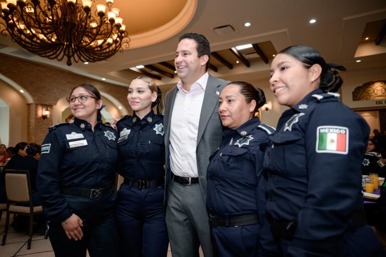 Reconoce Javier Díaz el trabajo de las mamás policías de Saltillo