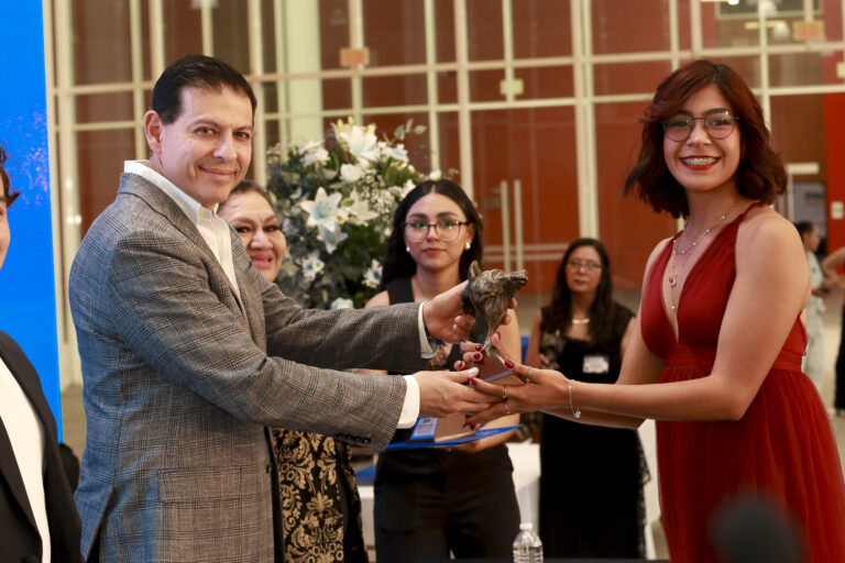 Reconoce UA de C con la Presea Lobo a 102 estudiantes destacados de la Unidad Sureste