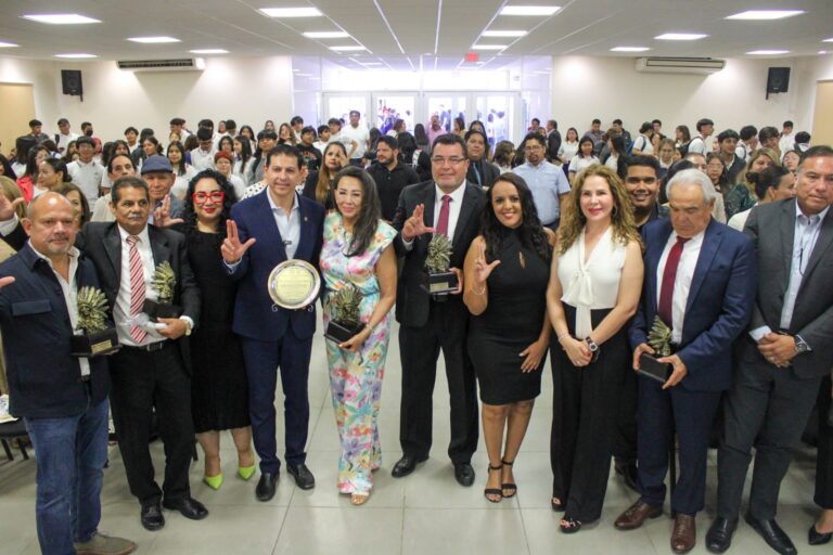 Reconocen a egresados destacados de la PVC de la UA de C con el Galardón “Apache 2025”