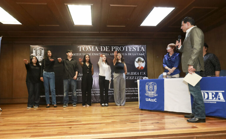 Rector de la UA de C toma protesta a la primera sociedad de alumnos del IDEA Saltillo