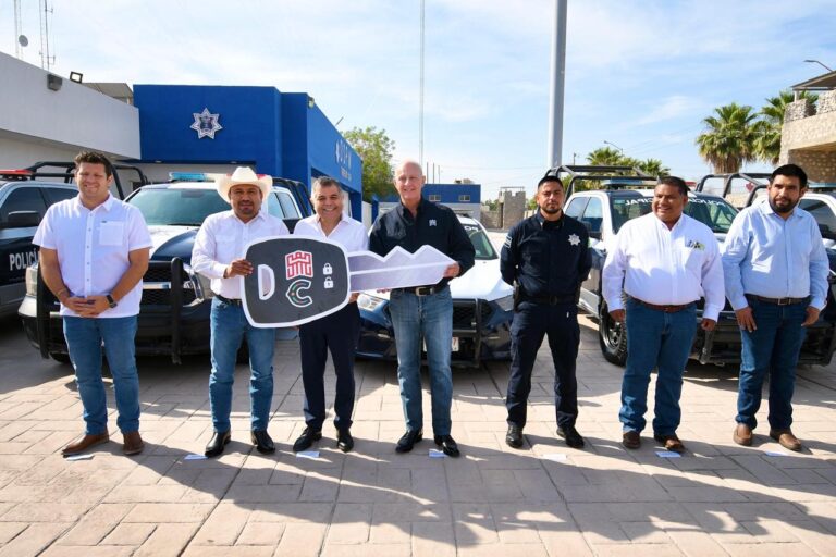 Román Cepeda González entrega patrullas a municipios de Coahuila