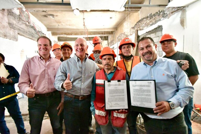 Román Cepeda recibe las concesiones de TV Torreón Canal 28 y Radio Torreón