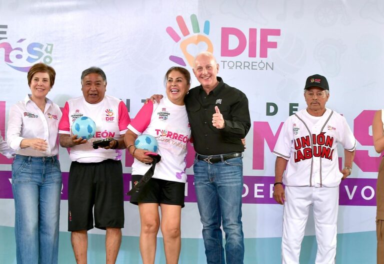 Román Cepeda entrega uniformes y equipamiento deportivo, a adultos mayores y personas con discapacidad de Torreón