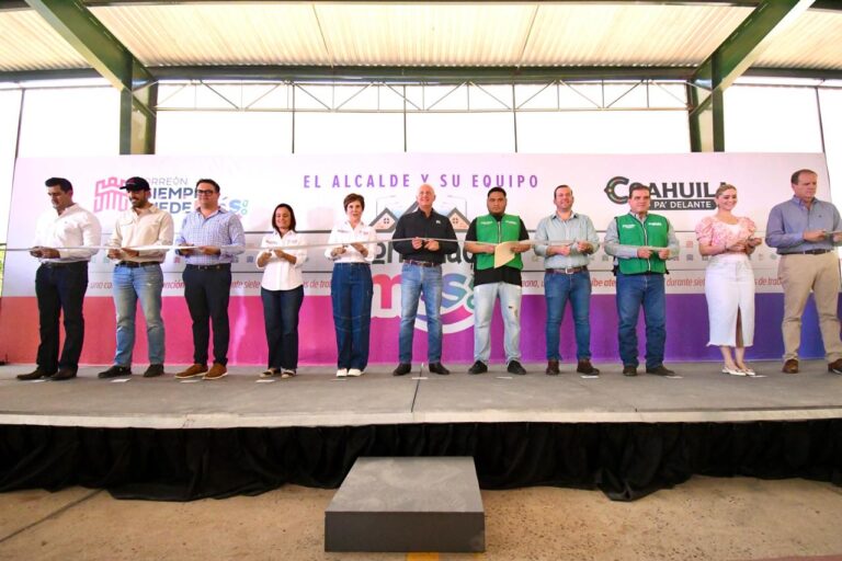 Román Cepeda entrega techumbre en la colonia Alamedas, en Torreón