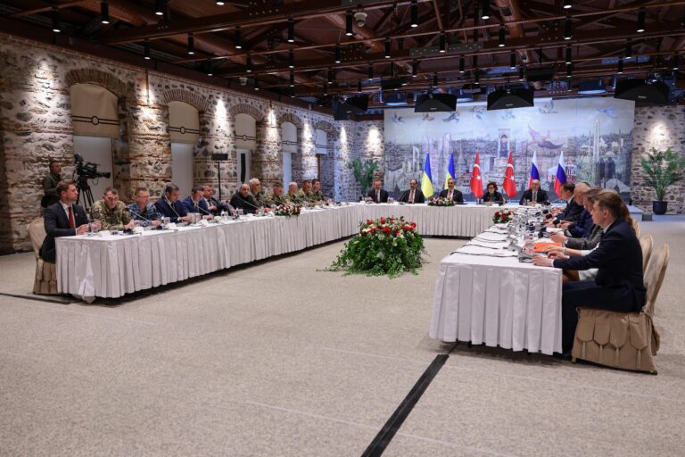 Rusia y Ucrania se reúnen en Estambul para acordar un alto al fuego
