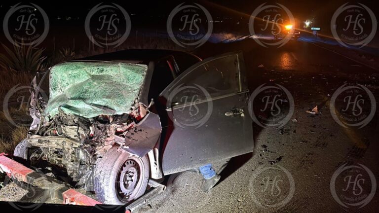 Se accidenta sacerdote en carretera de Arteaga; mueren dos personas