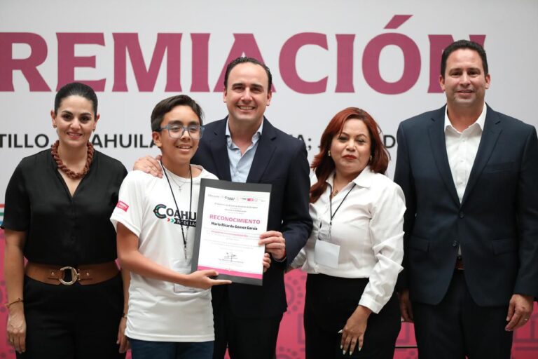 Premia Manolo a niñas y niños ganadores de la Olimpiada del Conocimiento   