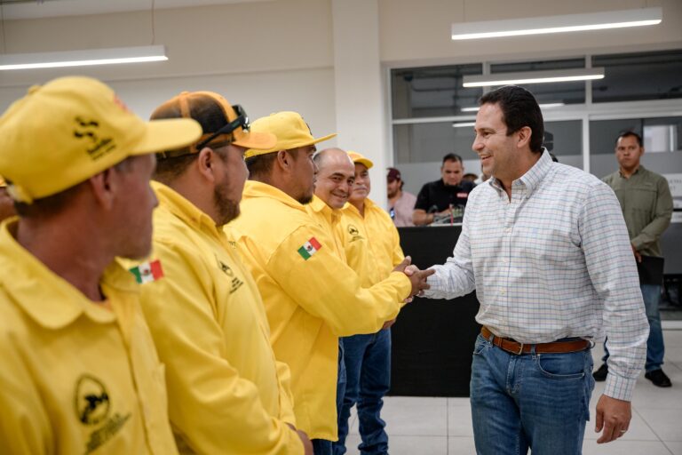 Entrega Javier Díaz apoyos a brigadistas forestales