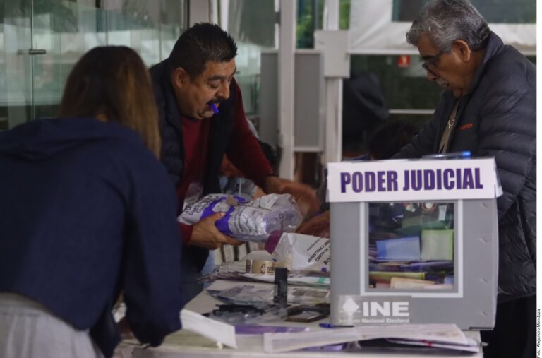 Acaba carrera judicial; entran abogados de 4t