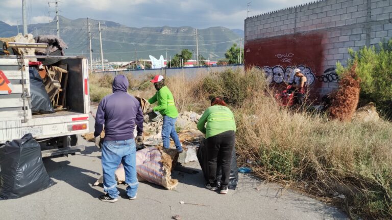Atienden brigadas “Aquí andamos” basurero clandestino al sur de Saltillo