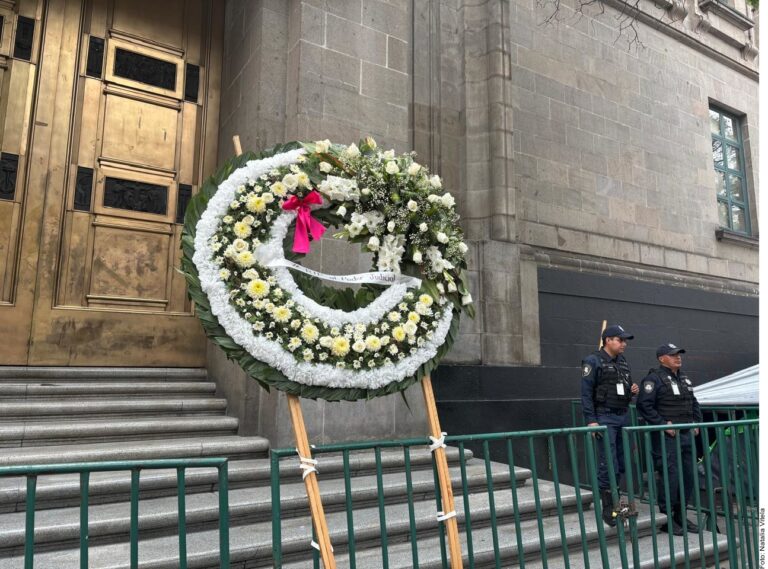 Colocan coronas fúnebres en entrada de SCJN