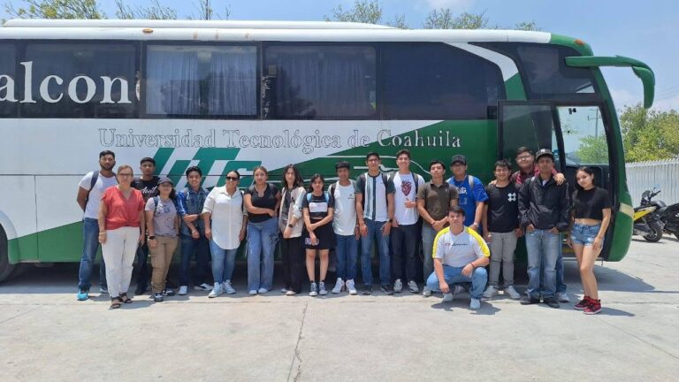 Estudiantes de la UTC llevan alegría a jardín de niños en Ramos Arizpe