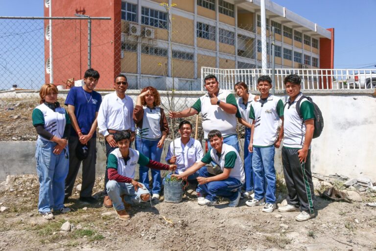 Gobierno Municipal impulsa jornada de reforestación y mantenimiento en COBAC Ramos Arizpe