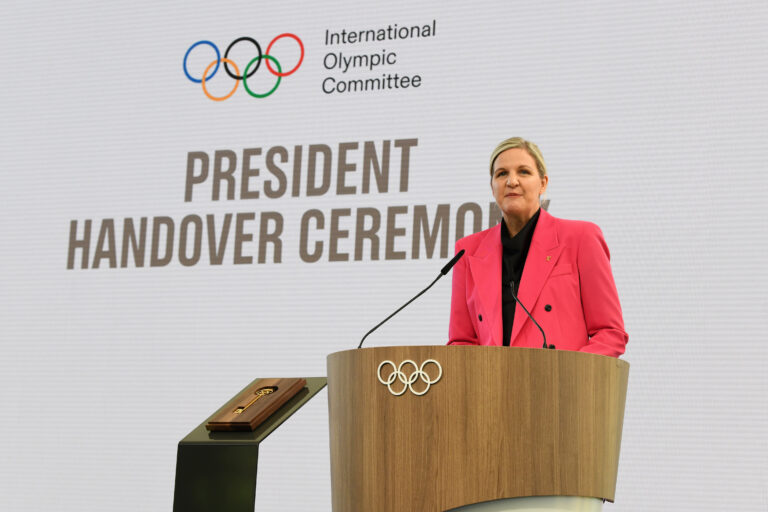 Kirsty Coventry asume la presidencia del COI