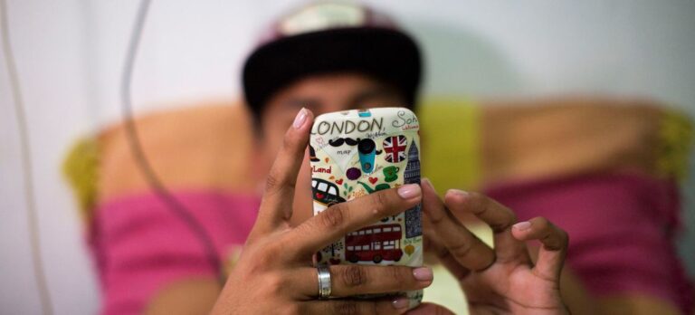 Las redes sociales, el nuevo vehículo de reclutamiento de menores de los grupos armados en Colombia