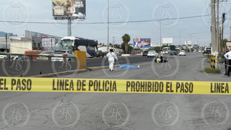 Muere motociclista al chocar contra muro en el periférico de Saltillo