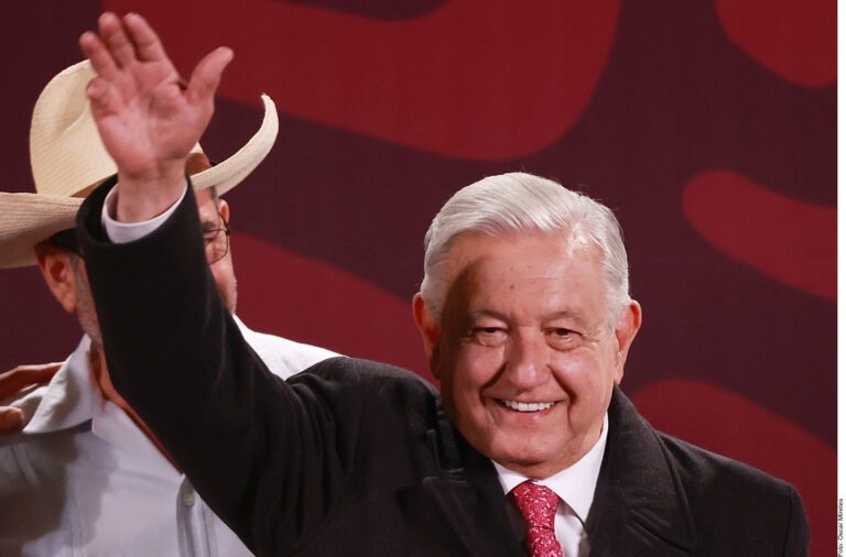 Reaparece AMLO para votar en elección judicial
