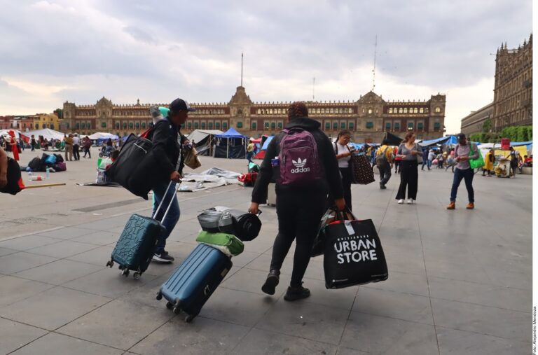 Se va CNTE con vandalismo; amaga con perseguir a CSP