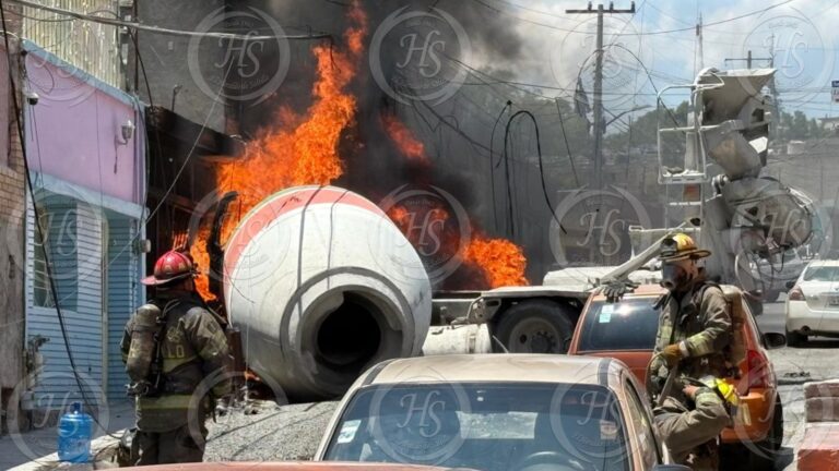 Voraz incendio en Santa Anita tras accidente con camión revolvedora