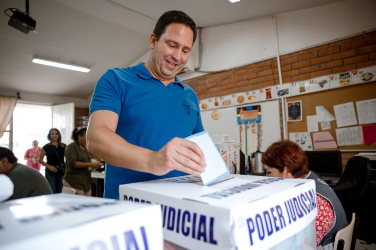 Acude Javier Díaz González a emitir su voto en la elección Judicial