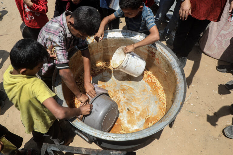 Alto comisionado de la ONU denuncia que en Gaza la población elige entre morir de hambre o ser asesinada