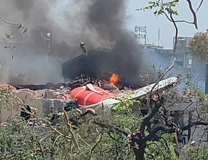 Avión de Air India con 242 personas a bordo se estrella cerca de aeropuerto de Gujarat, en India; no hay sobrevivientes