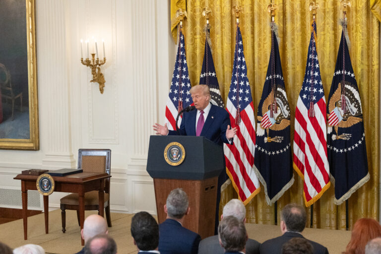 Busco fin al conflicto Israel-Irán, no alto al fuego.- Trump