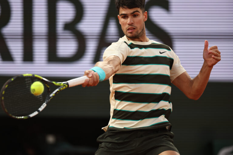 Carlos Alcaraz va por otro Roland Garros tras el retiro de Lorenzo Musetti 