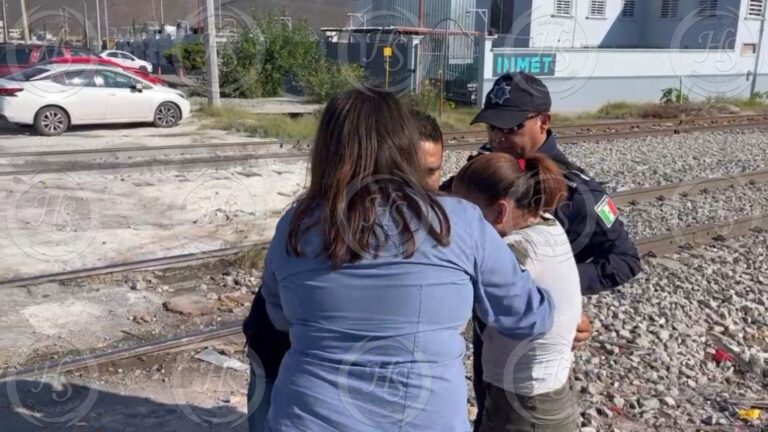 Ciudadano evita tragedia: rescata a mujer que intentaba arrojarse al tren en Saltillo