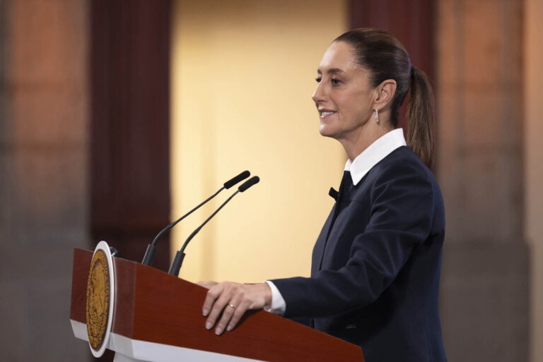 Contratación de médicos cubanos no es trabajo forzado, dice Sheinbaum  