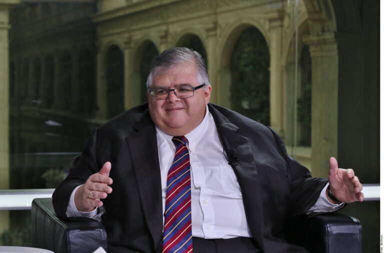 Economía mundial enfrenta un ‘momento crucial’.- Carstens
