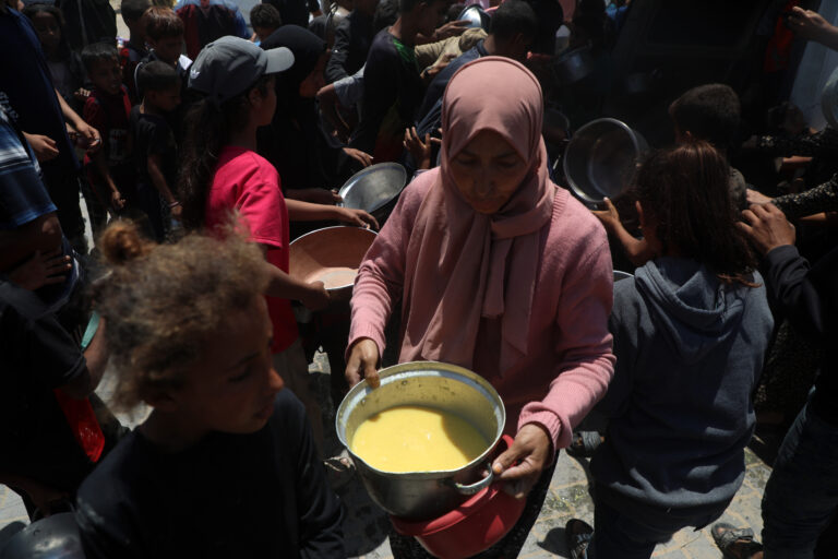 El asesinato por soldados israelíes de personas en Gaza buscando comida constituiría un crimen de guerra