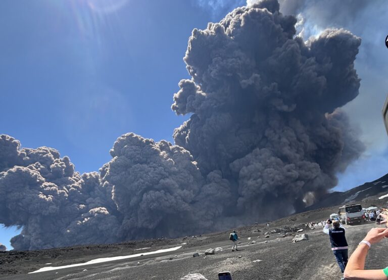 El Monte Etna entra en erupción y causa alerta a los turistas