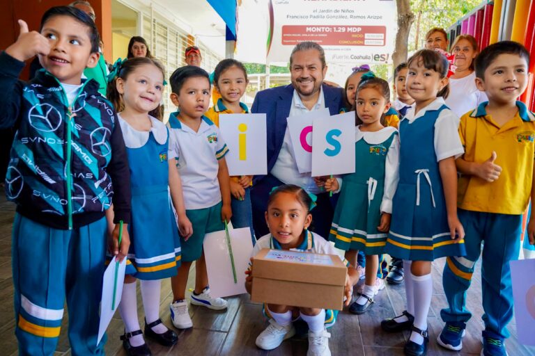 Entrega Tomás Gutiérrez material educativo en el Jardín de Niños Francisco Padilla González