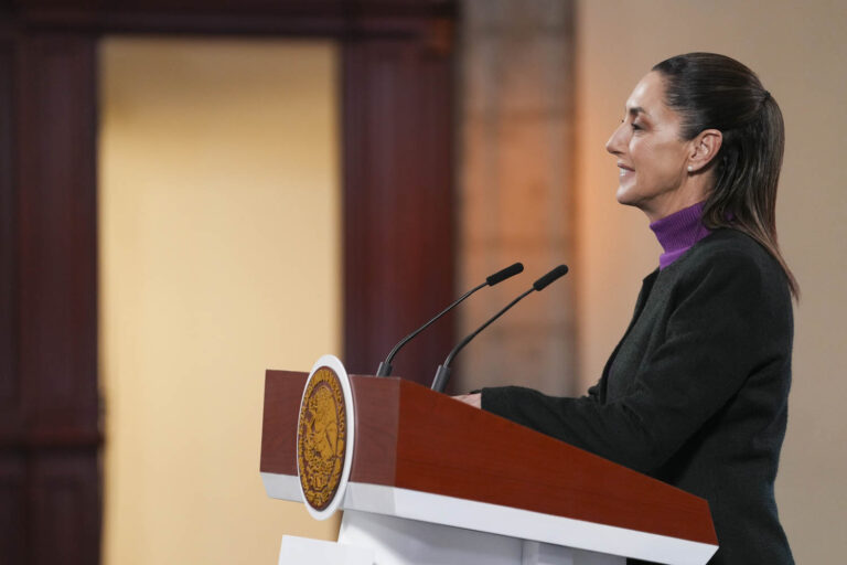 Indaga FGR colusión de funcionarios en huachicol, dice Sheinbaum  