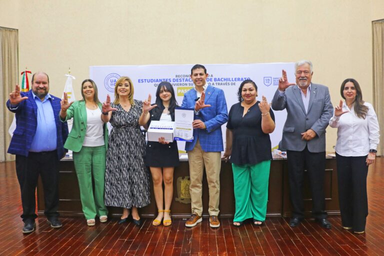 La alumna Fernanda Valero por su preparación académica logra su pase directo a la Escuela de Psicología Unidad Norte de la UA de C