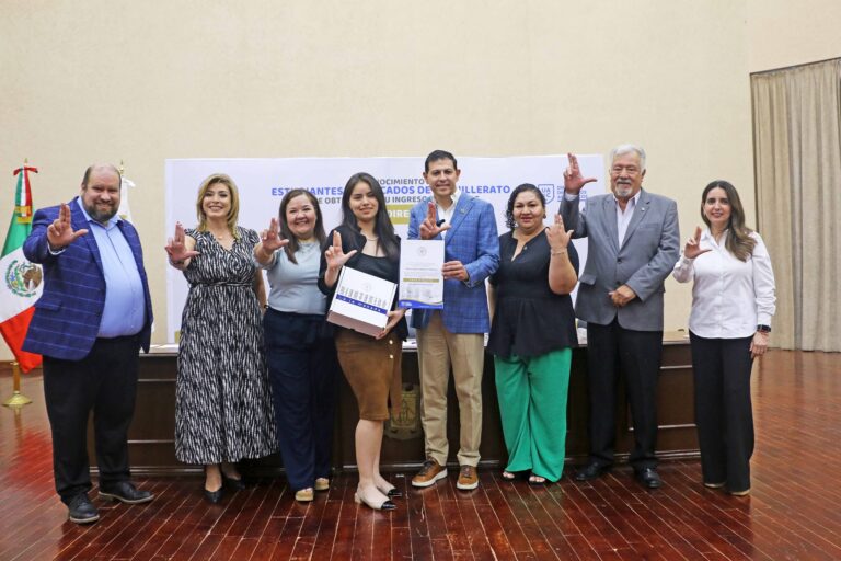 Logra Mónica Briones su pase directo a la licenciatura de Químico Farmacobiólogo de la UA de C