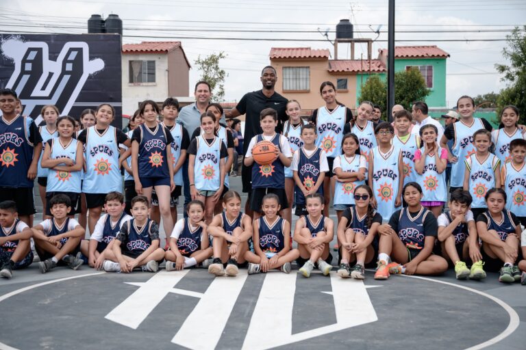 Manolo, Javier y Harrison Barnes entregan rehabilitación de la plaza Mirasierra Spurs