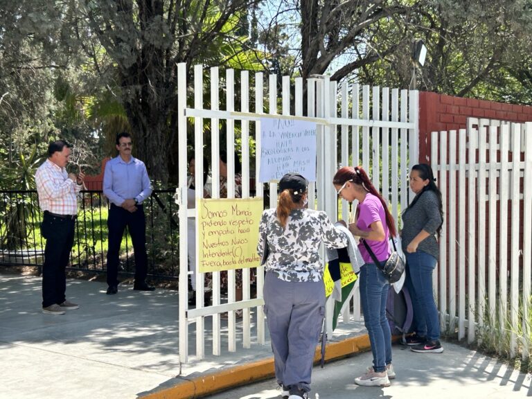 Padres de familia cierran Secundaria Técnica 82 en Ramos Arizpe