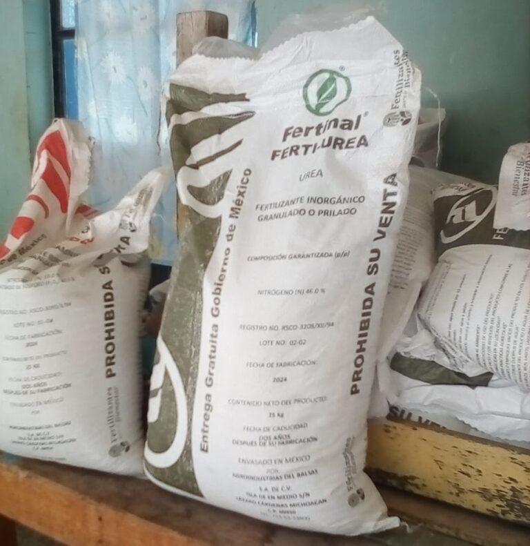 Rematan campesinos “Fertilizantes del Bienestar” que les regala el Gobierno Federal