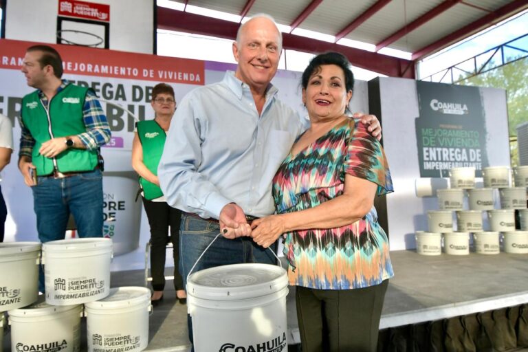 Román Cepeda arranca programa de entrega impermeabilizantes en Nueva California, en Torreón