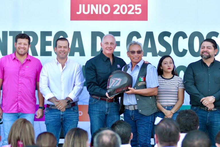 Román Cepeda entrega 500 cascos a motociclistas responsables de Torreón
