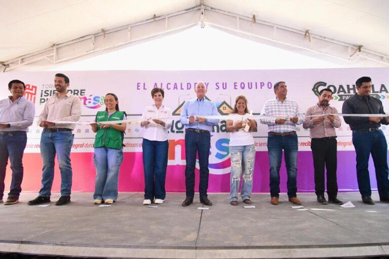 Román Cepeda entrega plaza rehabilitada en la colonia Nueva Laguna Norte, durante brigada municipal