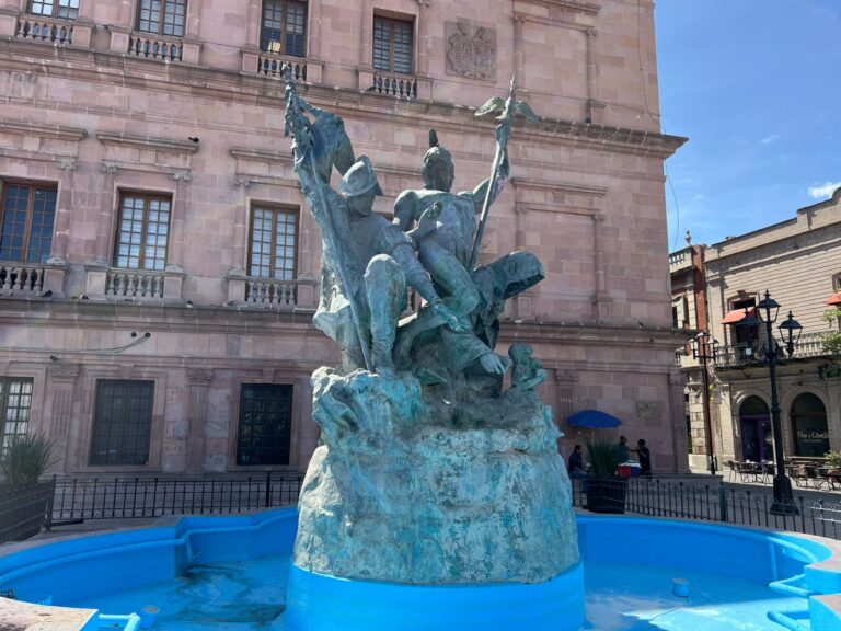 ¿Sabes lo que representa la escultura de la plaza de la Nueva Tlaxcala, en Saltillo?
