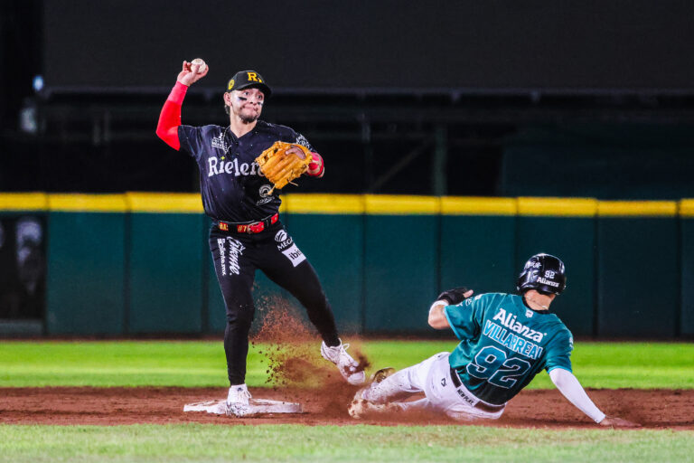 Saraperos con noche histórica y tercera serie en fila