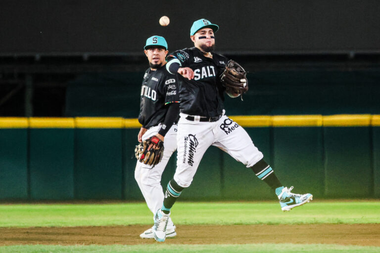 Saraperos cae en cerrado juego 7-8 ante El Águila y se empata la serie