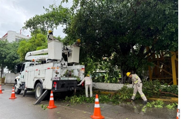 Se degrada ‘Erick’ a categoría 1; avanza en tierra