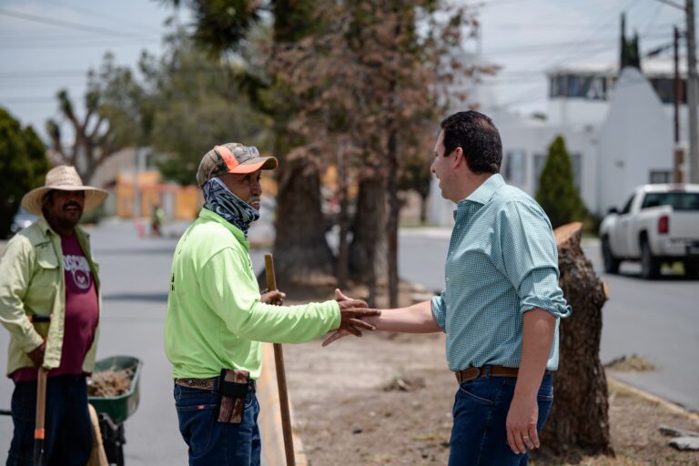 Supervisa Javier Díaz cuadrillas de “Aquí Andamos” en colonia Magisterio