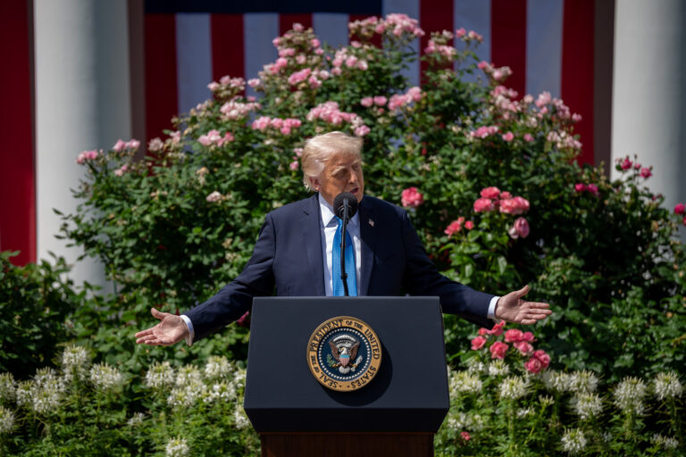 Trump amenaza con multas al estado de California por permitir competir a atleta escolar transgénero